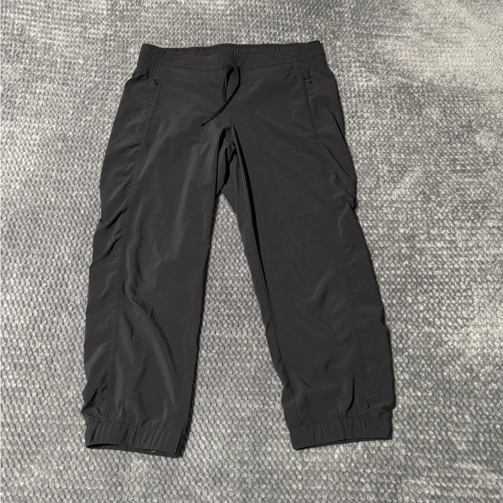 Athleta La Viva Capri lightweight, versatile Pants. Size 6